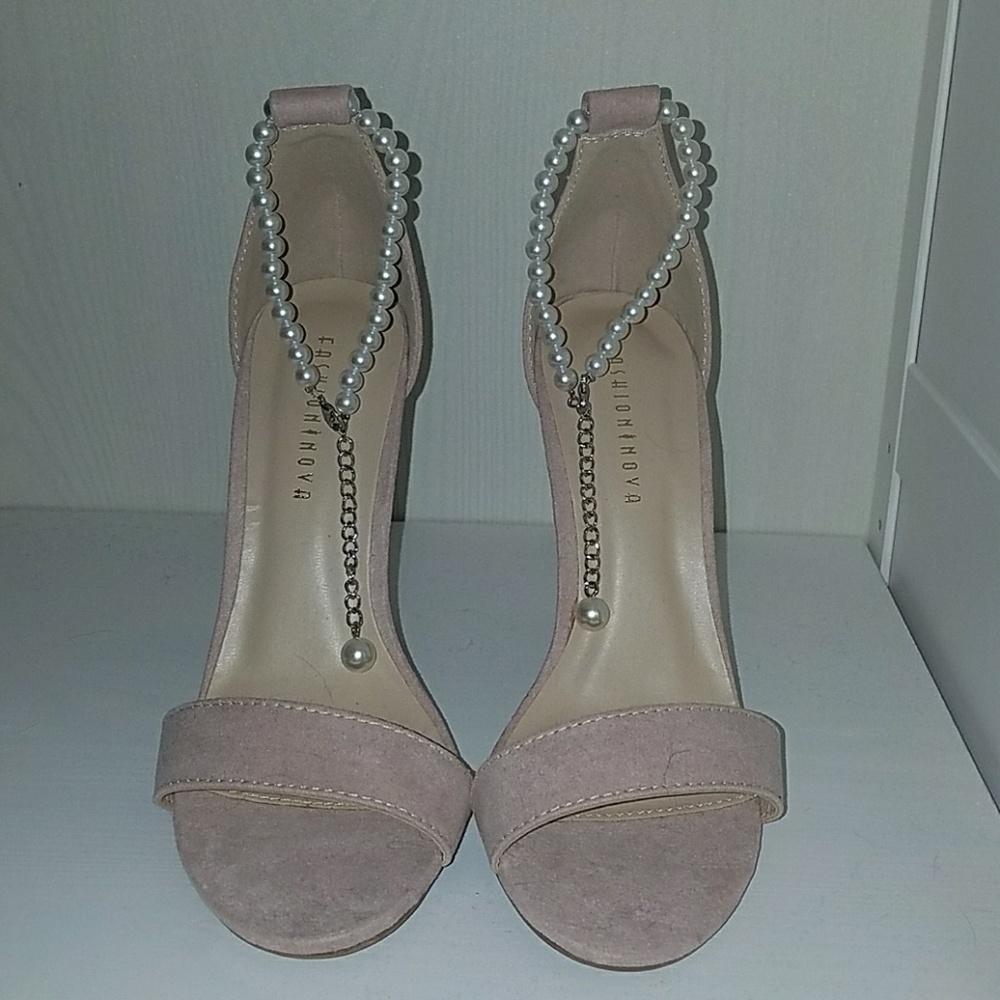 🛍💕 Pearl Strap Heels